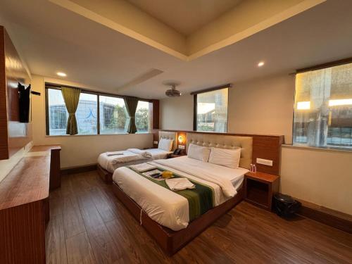 Postel nebo postele na pokoji v ubytování Hotel Aflon midc andheri east