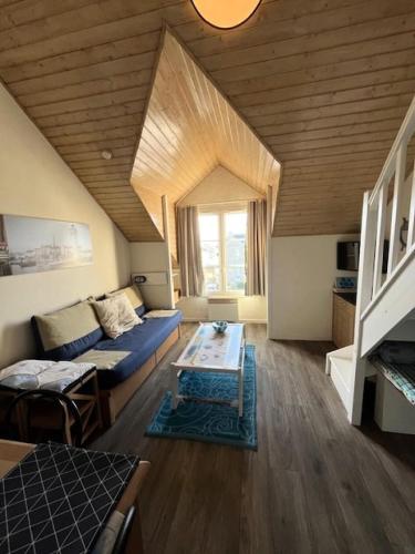 un salon avec un canapé et une table dans l'établissement Résidence Port du Crouesty - maeva Home - Appartement 2 Pièces 5 Personnes avec mezzanine - Confort MAE-9234, à Arzon