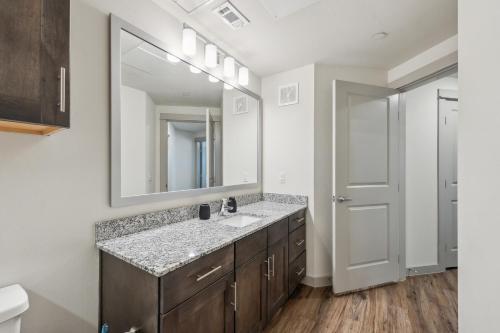 Ένα μπάνιο στο Chisholm Trace 827 I Comfy 2 Bed 2 Bath