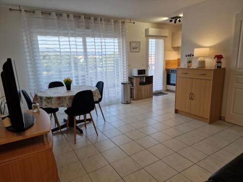 une cuisine et une salle à manger avec une table et des chaises dans l'établissement Fréjus appartement F2 avec place de parking, à Fréjus
