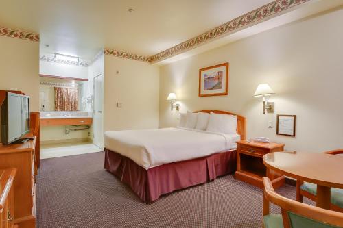 Katil atau katil-katil dalam bilik di Vagabond Inn Hacienda Heights