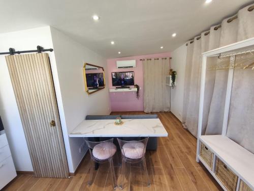 ein Badezimmer mit einem Waschbecken und zwei Hockern in der Unterkunft Charmant Studio in La Motte-dʼAigues