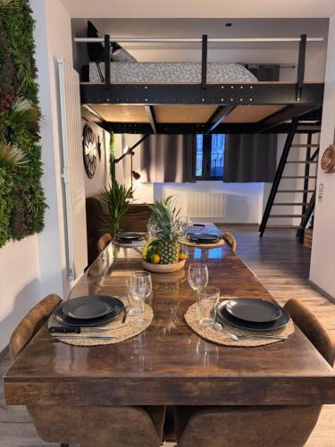 d'une salle à manger avec une table et une mezzanine. dans l'établissement Brooklyn Loft - centre parking privé, à Troyes