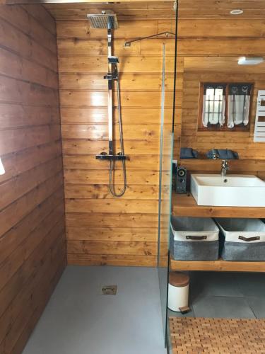 Bilik mandi di gîte de charme avec piscine et sauna