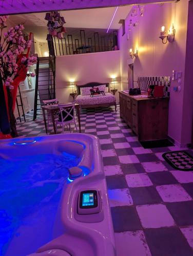 Cet appartement comprend une chambre et une piscine. dans l'établissement Spa familial De l'autre côté du miroir, à Mazingarbe