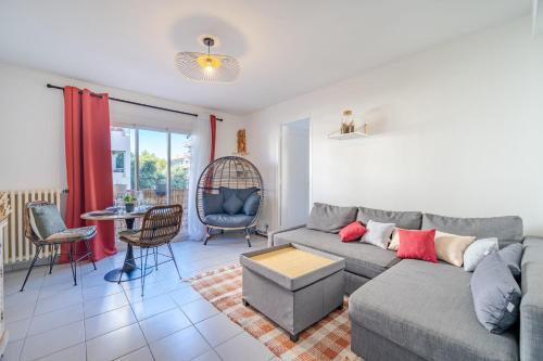 un salon avec un canapé et une table dans l'établissement Appartement Rochat - Welkeys, à Antibes