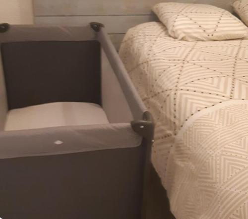 - un lit superposé dans un dortoir dans l'établissement Ossau T2 5 personnes tt confort climatisation piscine linge de maison inclus moustiquaires vue montagne plein sud, à Bielle