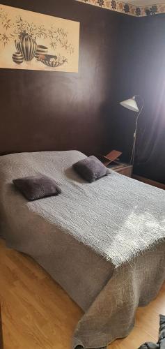- une chambre dotée d'un lit avec deux oreillers et une lampe dans l'établissement Loue splendide villa 6 couchages, à Martigues