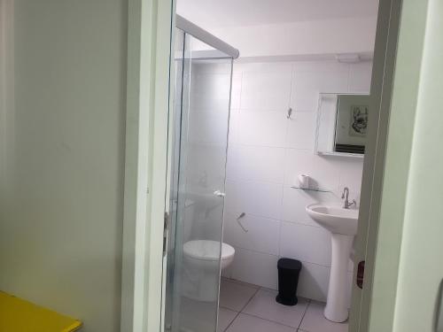 a bathroom with a shower and a toilet and a sink at Ap super espaço próximo a 25 de março in Sao Paulo