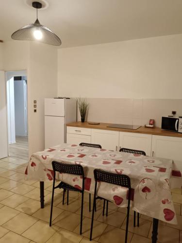 Una cocina o cocineta en Le Cocon Tannaysien