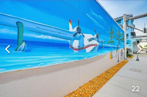 un mural de un avión en el lateral de un edificio en Beach Front at Ft Myers Beach, en Fort Myers Beach