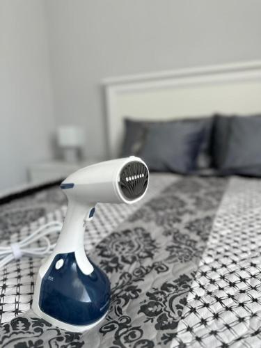 a blue and white vase sitting on a bed at Brillante Apartament in Floreşti