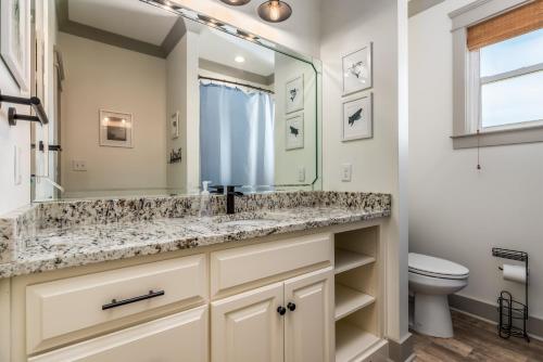 Et badeværelse på The Periwinkle New Listing Spring/Summer Availability!