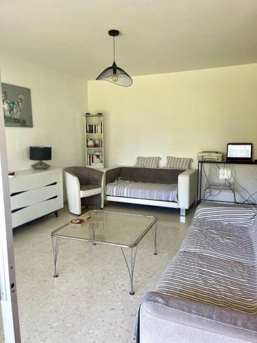 un salon avec un canapé et une table basse dans l'établissement Le Cezanne Wifi Clim Centre ville, à Cassis