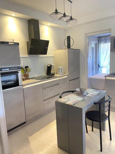 une cuisine avec une table et une chambre avec un lit dans l'établissement Le Cezanne Wifi Clim Centre ville, à Cassis