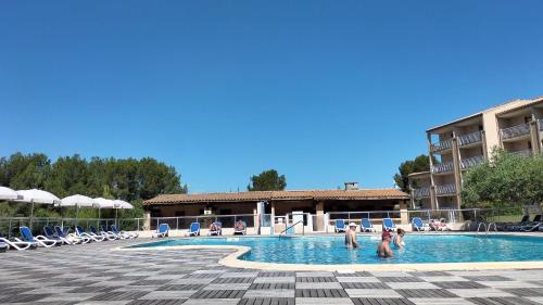 - un groupe de personnes dans la piscine d'un hôtel dans l'établissement Appartement les hauts de balaruc L' escapade T2 rénové parking climatisation et piscine, à Balaruc-les-Bains