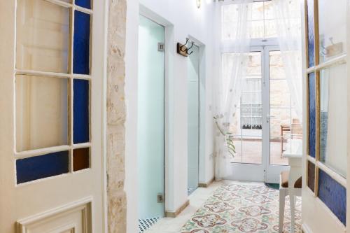 Ένα μπάνιο στο Traditional Maltese Maisonette with Internal Yard and Jacuzzi