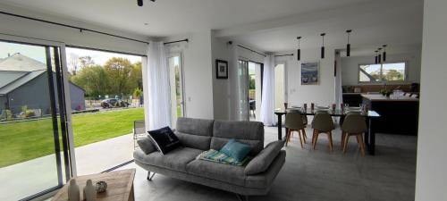 a living room with a couch and a table at Ti vakansin war aod an emrodez in Ruca