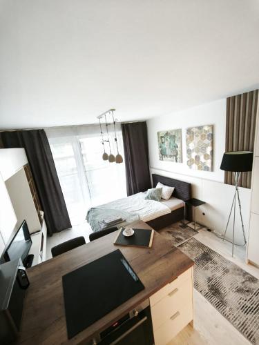 Cozy Urban Residence Studio - balcony with garden view