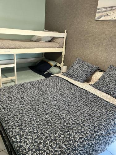 une chambre avec deux lits superposés dans une pièce dans l'établissement Saint Hilaire de Riez appartement T2 a 200m mer, à La Celle-sous-Gouzon