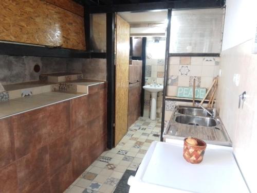 una piccola cucina con lavandino e lavandino di La Casona a Mendoza