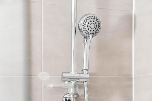 un cabezal de ducha con un colador en la ducha en Peaceful cosy stay with FREE parking, en Brierley Hill