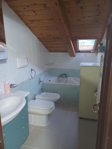 a bathroom with a toilet and a sink and a tub at A' Russella in Cetara