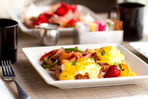 Ellis Hotel, Atlanta, a Tribute Portfolio Hotel في أتلانتا: طبق طعام يحتوي على بيض وفراولة على الطاولة