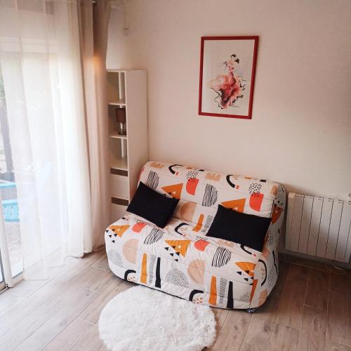 - un canapé installé dans un salon à côté d'une fenêtre dans l'établissement Studio cosy, terrasse, logement entier Aix-en-Provence, à Aix-en-Provence