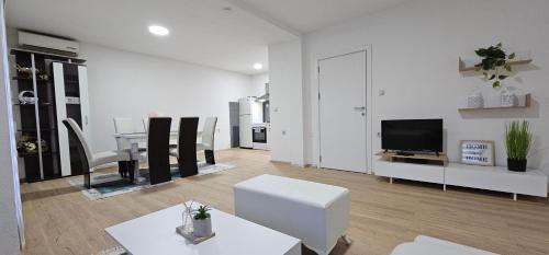 Un televizor și/sau centru de divertisment la Property Sim-Vlae