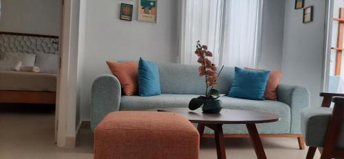 a living room with a blue couch and a table at Habitacion privada con Baño in Punta Cana