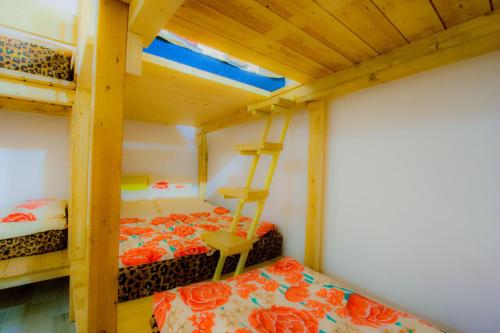 Postel nebo postele na pokoji v ubytování Old Style by the sea, roof terrace with heated pool, outdoor kitchen, Ladispoli