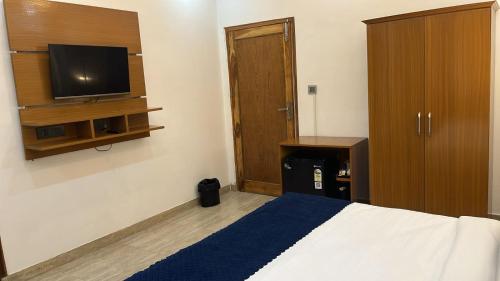 TV a/nebo společenská místnost v ubytování ECHOS HOTEL Rishikesh