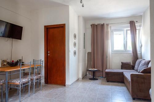 Televízia a/alebo spoločenská miestnosť v ubytovaní Maisonette “The White Rabbit” Afitos