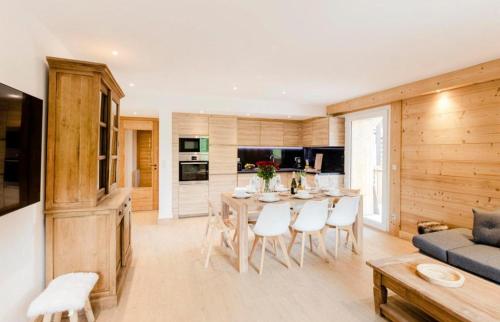 une cuisine et un salon avec une table et des chaises dans l'établissement La Plane - Les Tanières de Montgenèvre - Appartement 8p front de neige, à Montgenèvre