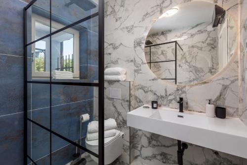 un bagno con lavandino e specchio di Vila Lux 2 a Fiume (Rijeka)