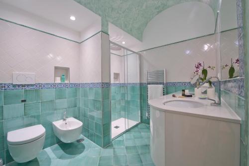 プライアーノにあるGolden Vaults Praianoのバスルーム(洗面台、トイレ、シャワー付)