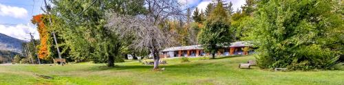a building in the middle of a field with trees at Matterhorns Hunter Lodge in Hunter
