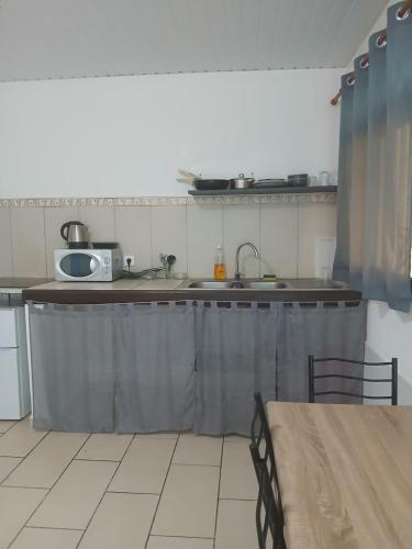 a kitchen with a sink and a counter top at ST-Laurent St-Maurice Confort T2 A in Saint-Laurent du Maroni