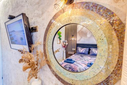 Ένα ή περισσότερα κρεβάτια σε δωμάτιο στο Upper Deck Apt.
