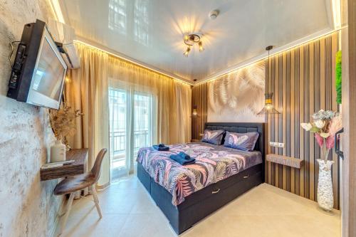 Ένα ή περισσότερα κρεβάτια σε δωμάτιο στο Upper Deck Apt.