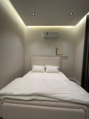 Ένα ή περισσότερα κρεβάτια σε δωμάτιο στο عزم ظهره لبن