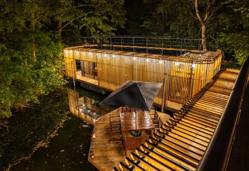 Το κτήριο όπου στεγάζεται  το πλωτό κατάλυμα