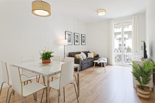 CENTRAL & BRIGHT APARTMENT!!