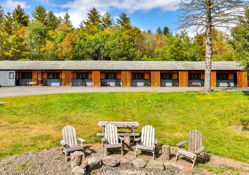 a picnic table and chairs in front of a building at Matterhorns Hunter Lodge in Hunter