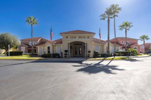 キシミーにあるKissimmee Vacation Beautiful Homeのクラブハウスの看板のある建物
