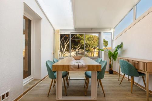 une salle à manger avec une table et des chaises et une fenêtre dans l'établissement Evasion Marine, au Cap d'Agde