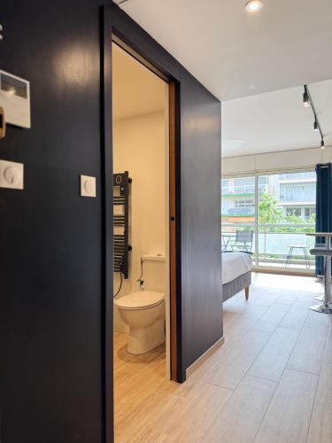 une salle de bain avec toilettes dans une chambre dans l'établissement Cosy Appartement, Centre-ville Cannes, Terrasse, Clim, à Cannes