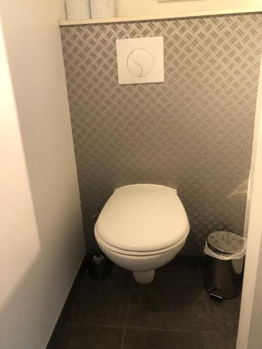 une salle de bain avec des toilettes blanches dans une chambre dans l'établissement Appartement en RDC avec 1 chambre séparée, à La Celle-sous-Gouzon