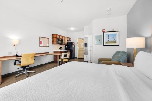 Кровать или кровати в номере Candlewood Suites - Pensacola - University Area by IHG